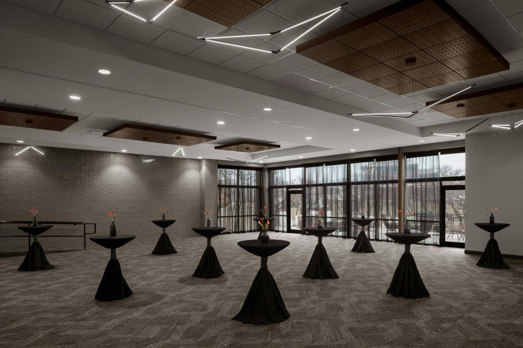 Renaissance Chicago North Shore Hotel 4*