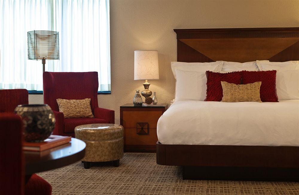 Hotel Renaissance Chicago North Shore 4*