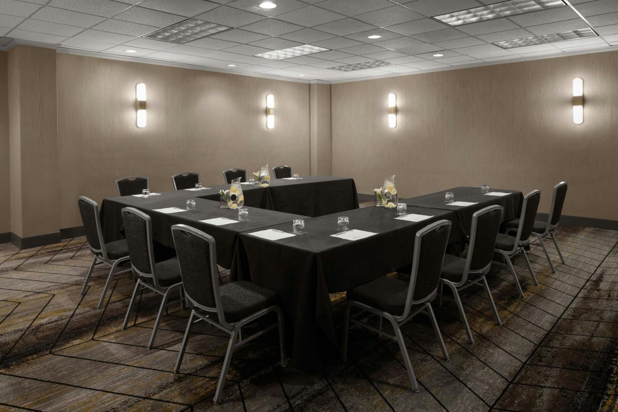 Renaissance Chicago North Shore 4*