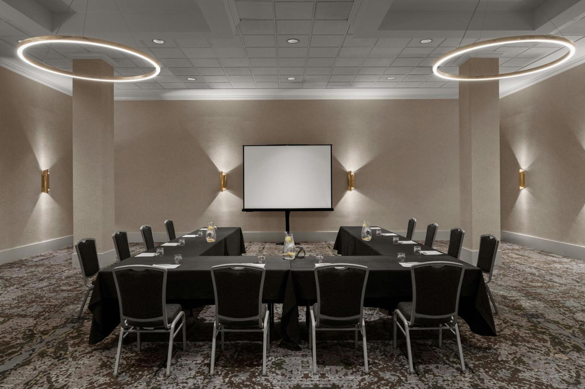 Hotel Renaissance Chicago North Shore 4*