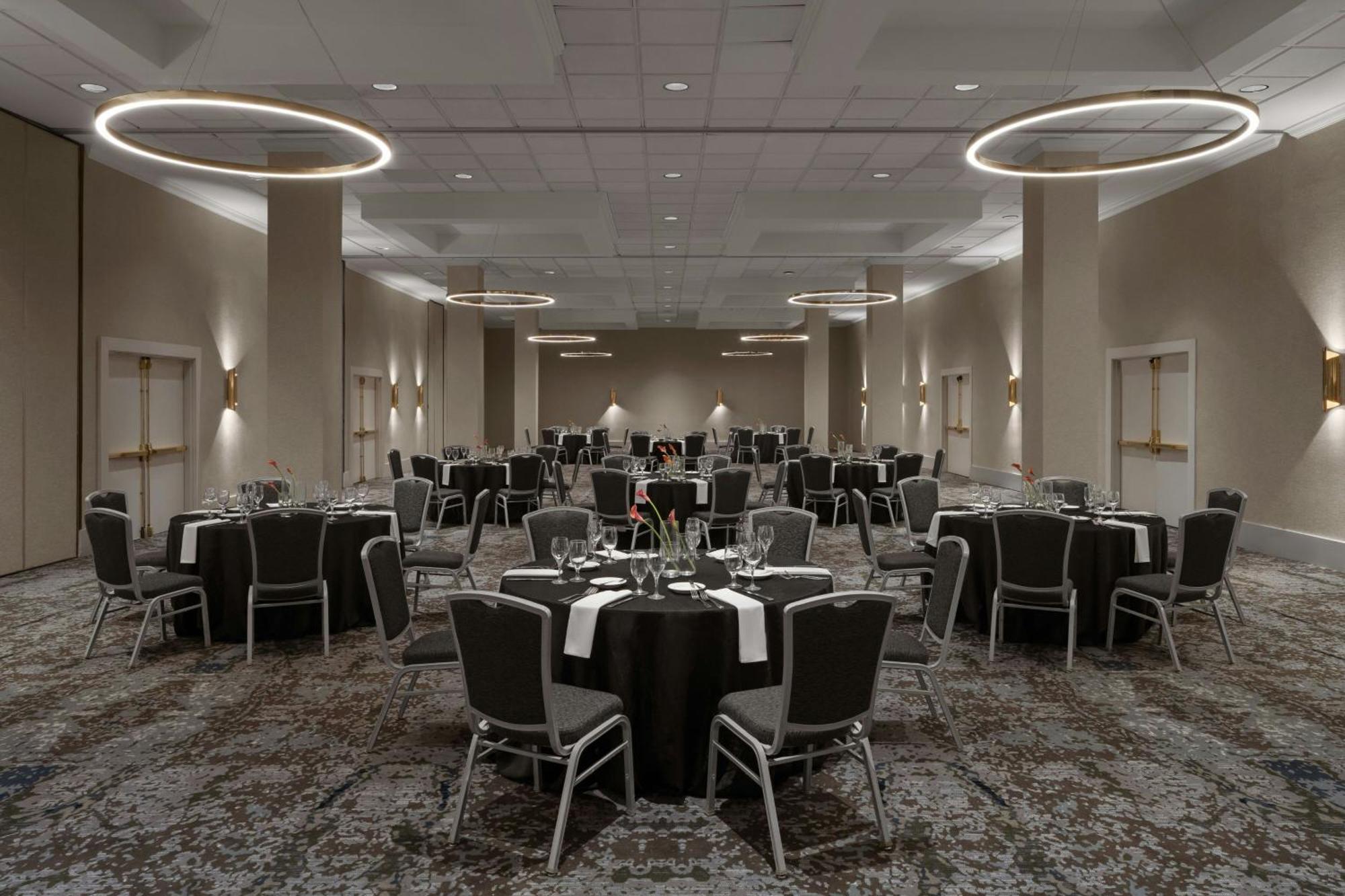 Hotel Renaissance Chicago North Shore 4*
