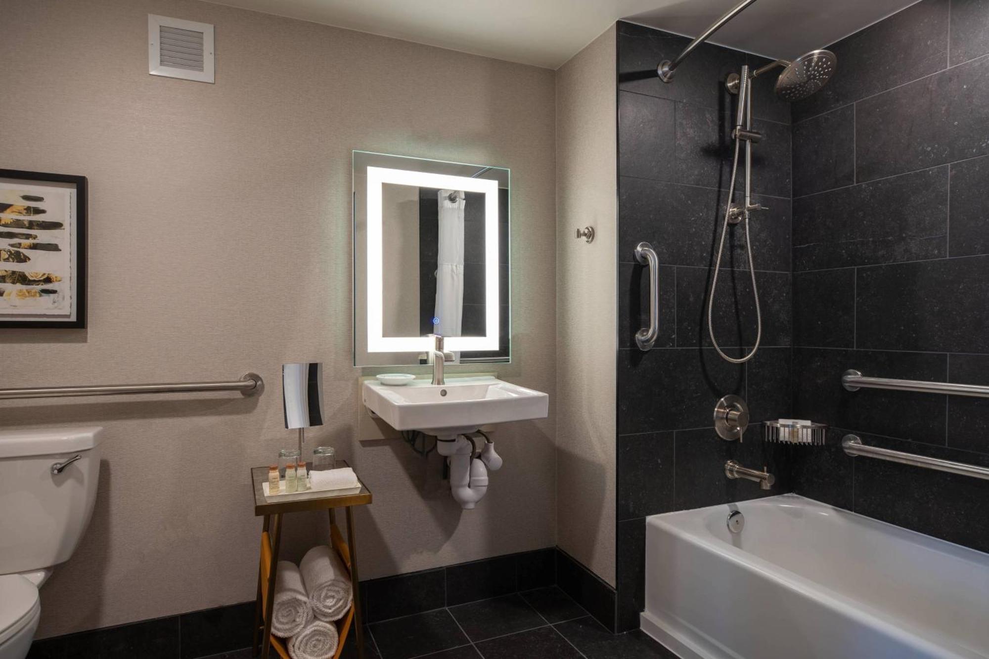 Renaissance Chicago North Shore Hotel 4*