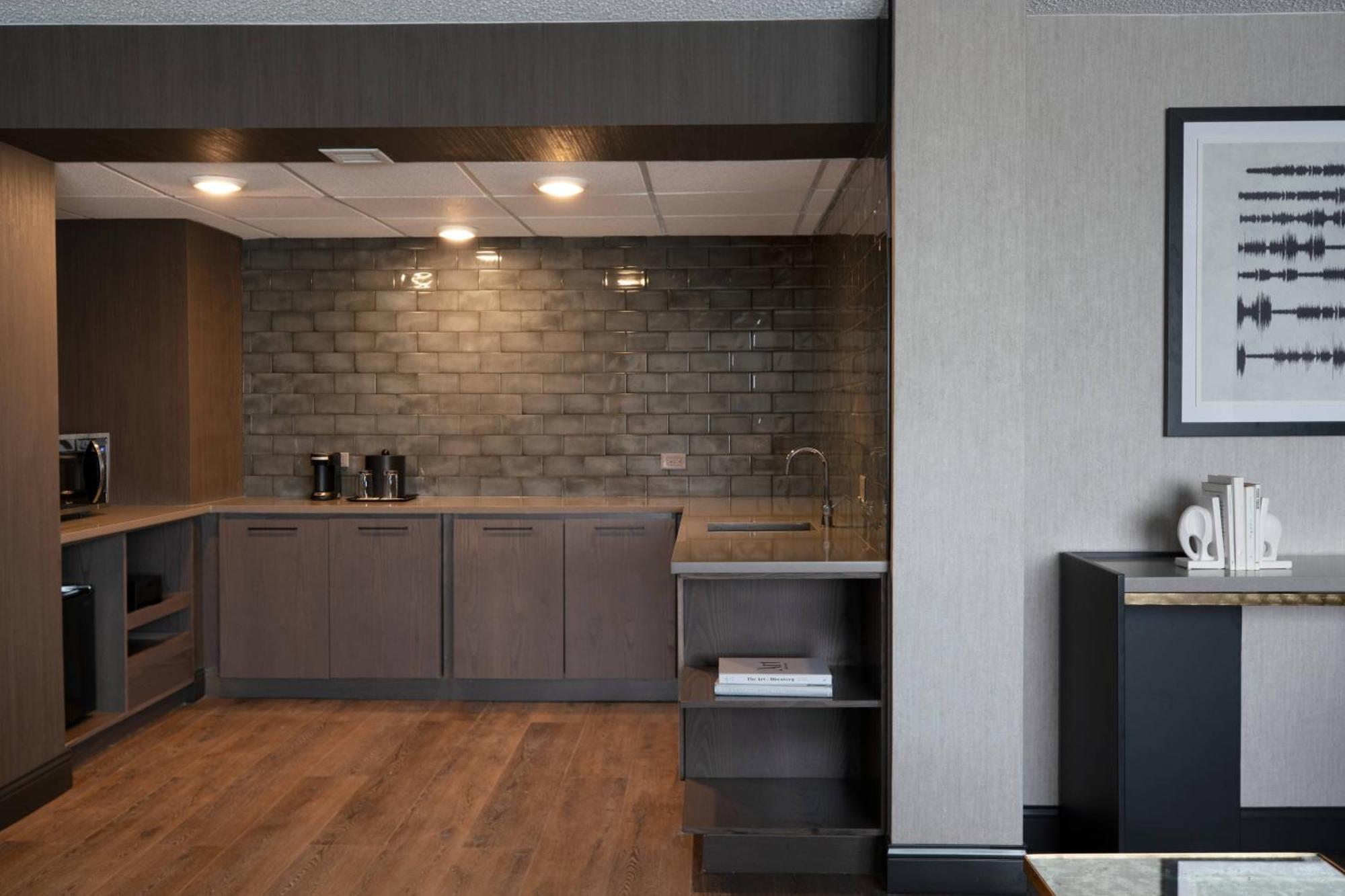 Hotel Renaissance Chicago North Shore 4*