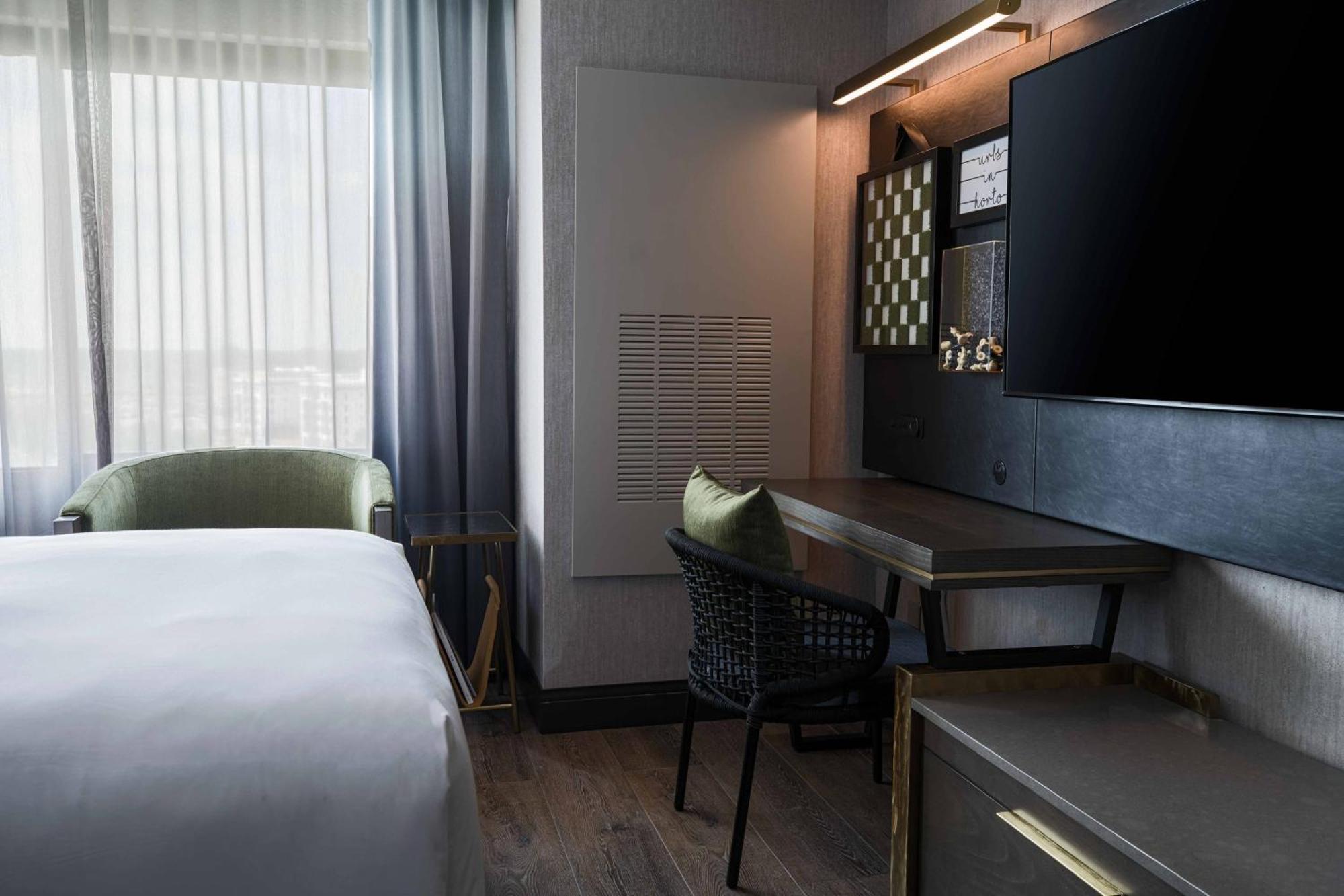 Renaissance Chicago North Shore 4*